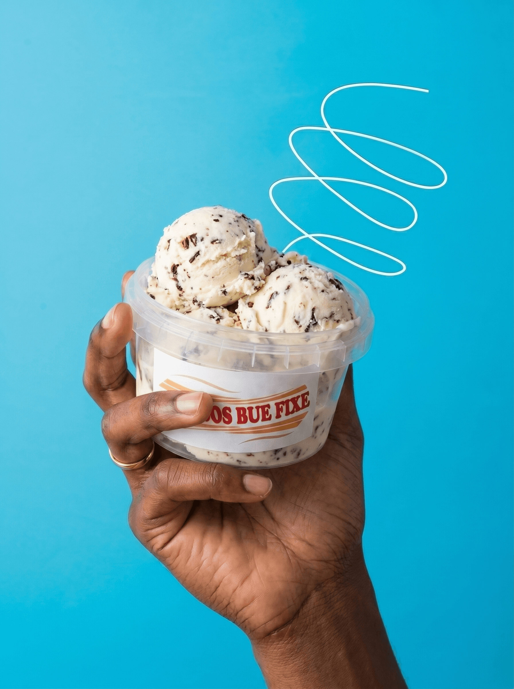 Copo de gelado stracciatella na mão